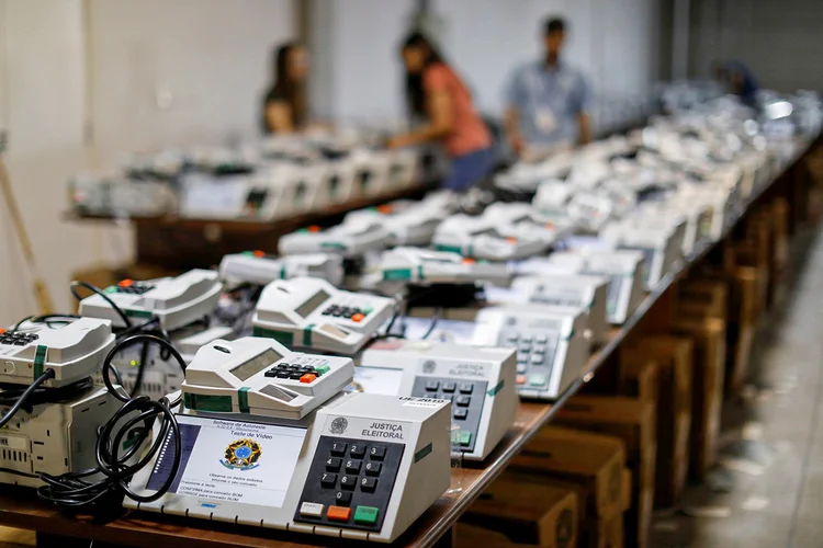 Urnas eletrônicas: texto também abre a possibilidade de reavaliação das datas em estados e municípios que não tiverem condições sanitárias de realizar eleições (Rodolfo Buhrer/Reuters)
