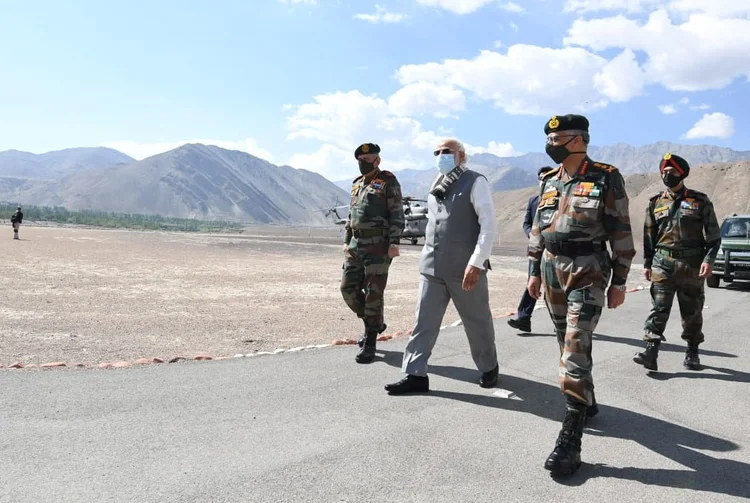 Primeiro ministro Narendra Modi visita região de Ladakh: região vive disputa entre os países (Bureau/Handout/Reuters)