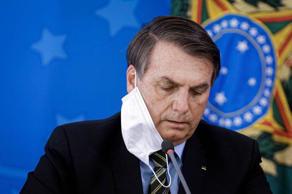 Com covid, Bolsonaro tem rotina com cloroquina, videochamadas e isolamento