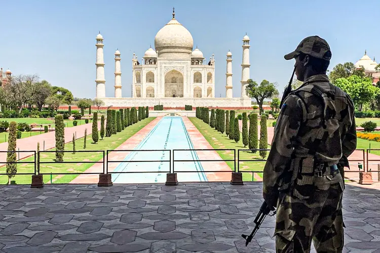 Taj Mahal, na Índia, segue fechado por causa da alta de casos da Covid-19. Perspectivas de emergentes seguem ameaçadas pela pandemia (Sunil Kataria/Reuters)