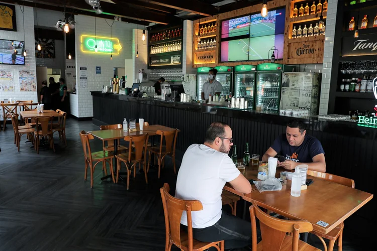 Restaurante em São Paulo: estabelecimentos são obrigados a manter distanciamento social (Amanda Perobelli/Reuters)
