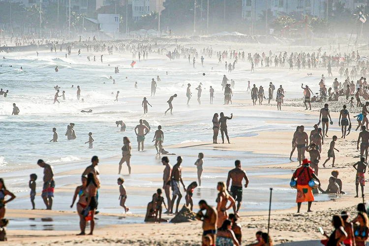 Pessoas aproveitam praia no Rio de Janeiro, apesar de proibição durante a pandemia de Covid-19 21/06/202021/06/2020
REUTERS/Ricardo Moraes (Ricardo Moraes/Reuters)