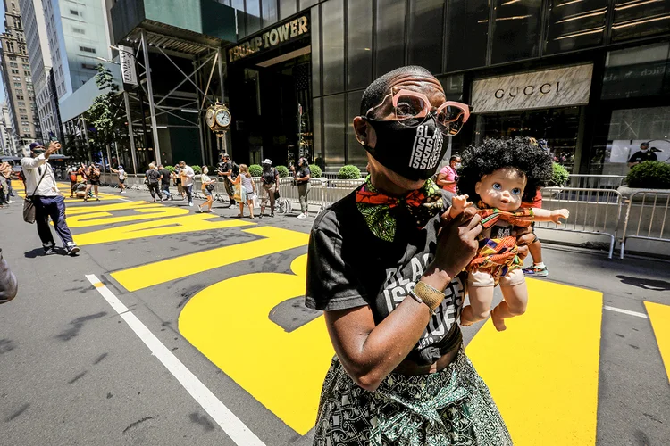 Pessoas pintam um mural "Black Lives Matter" na frente da Trump Tower (Mike Segar/Reuters)