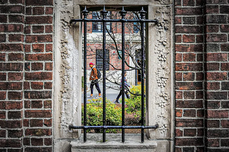 Estudantes e pedestres na Universidade de Harvard
10/03/2020
REUTERS/Brian Snyder/File Photo (Brian Snyder/Reuters)