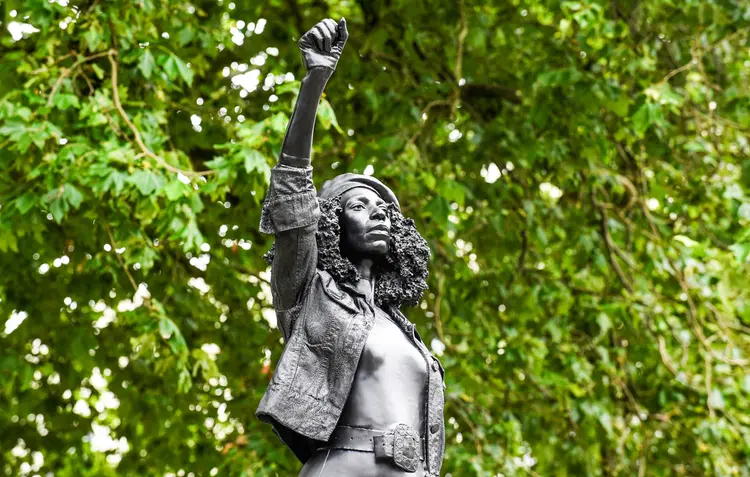 Uma escultura de um manifestante da Black Lives Matter está no pedestal vazio anteriormente ocupado pela estátua do comerciante de escravos Edward Colston, em Bristol (Rebecca Naden/Reuters)