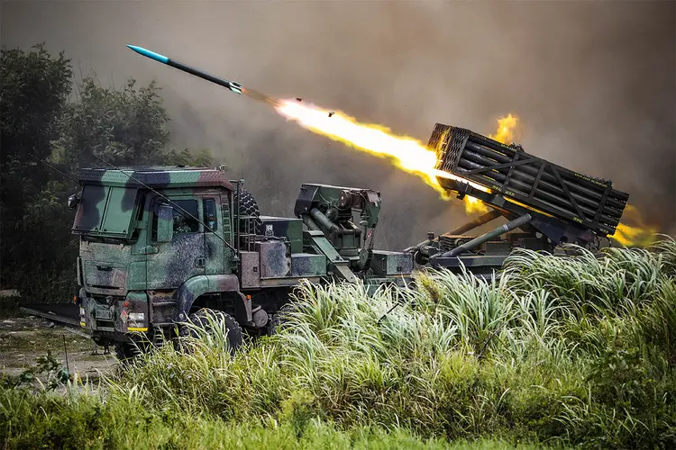 Foguetes são lançados durante exercícios militares em Taiwan que simulam uma invasão inimiga (Ann Wang/Reuters)