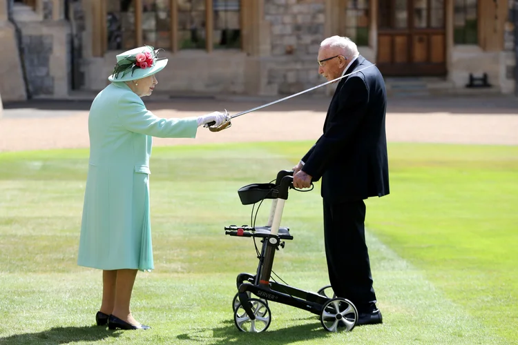 Elizabeth II e Tom: ele conseguiu levantar o equivalente a 218 milhões de reais (Chris Jackson/Reuters)