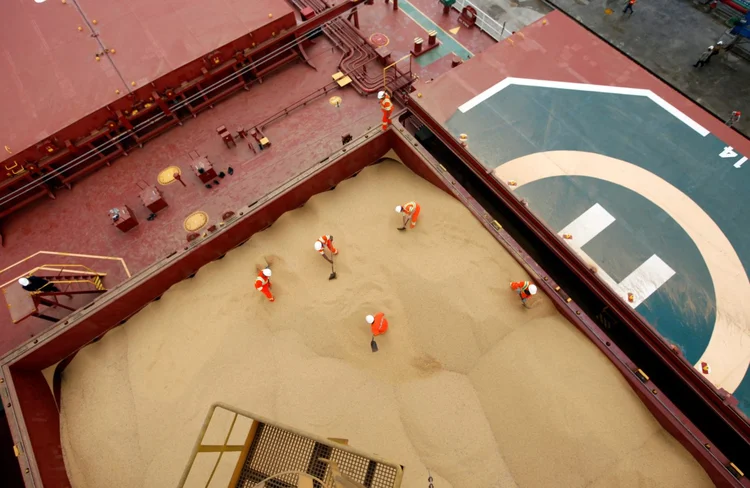 Navio graneleiro de soja: exportações conjuntas de soja, milho e algodão do Brasil mais que duplicaram na última década, para uma estimativa de 149 milhões de toneladas métricas no período 2022/23 (Paulo Whitaker/Reuters)