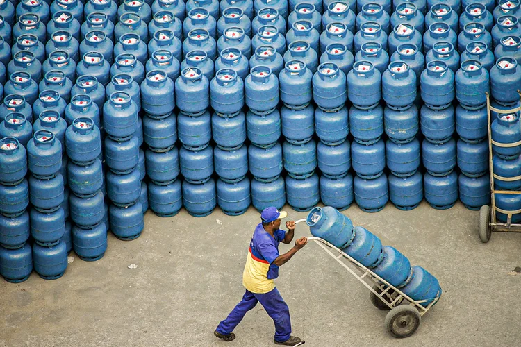 Botijão de gás: preço dispara mais de 20% em 12 meses e vira vilão do orçamento doméstico (Caetano Barreira/Reuters)