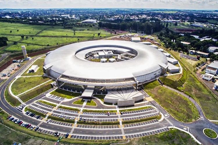 Vista aérea do acelerador de partículas Sirius, em Campinas (SP): projeto financiado pelo FNDCT, fundo que teve 25 bilhões de reais retidos desde 2010, segundo cálculo da CNI (Centro Nacional de Pesquisa em Energia e Materiais (CNPEM)/Divulgação)