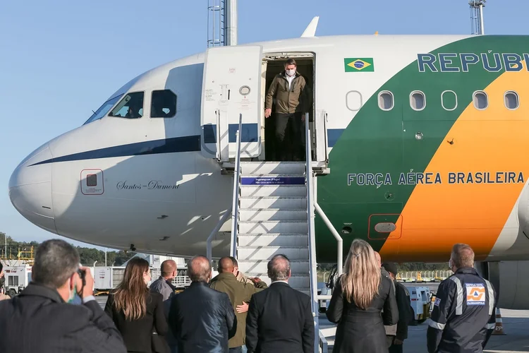 Jair Bolsonaro: presidente foi recepcionado pela vice-governadora, Daniela Reinert (PSL), já que o governador catarinense, Carlos Moisés (PSL), está em isolamento domiciliar por ter testado positivo para a covid-19 (Valdenio Vieira/PR/Flickr)