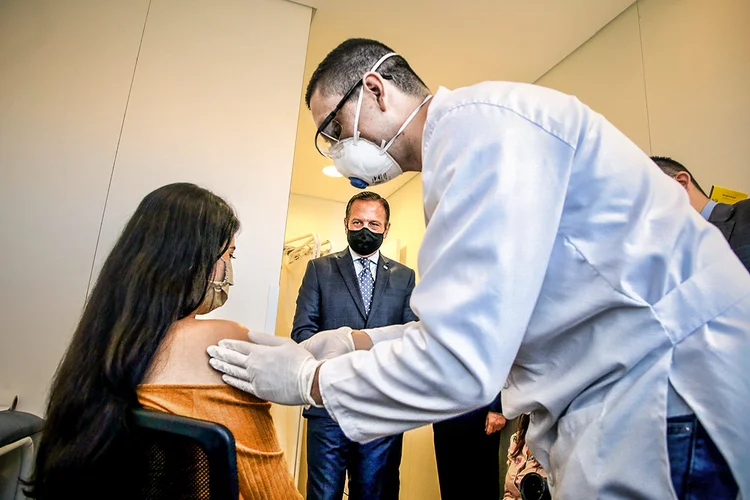 Os testes da vacina já começaram em São Paulo, Brasília, Belo Horizonte, Campinas, São Caetano do Sul e Ribeirão Preto (Governo de São Paulo/Divulgação)