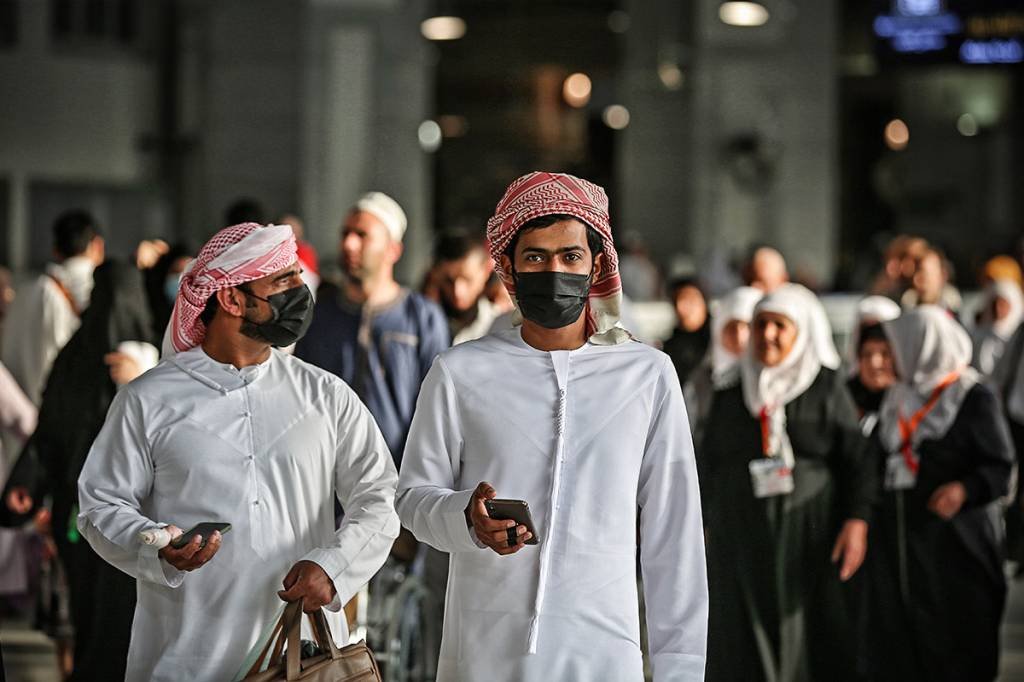 Sauditas em Meca, cidade sagrada do islamismo (Abdel Ghani BASHIR/AFP)