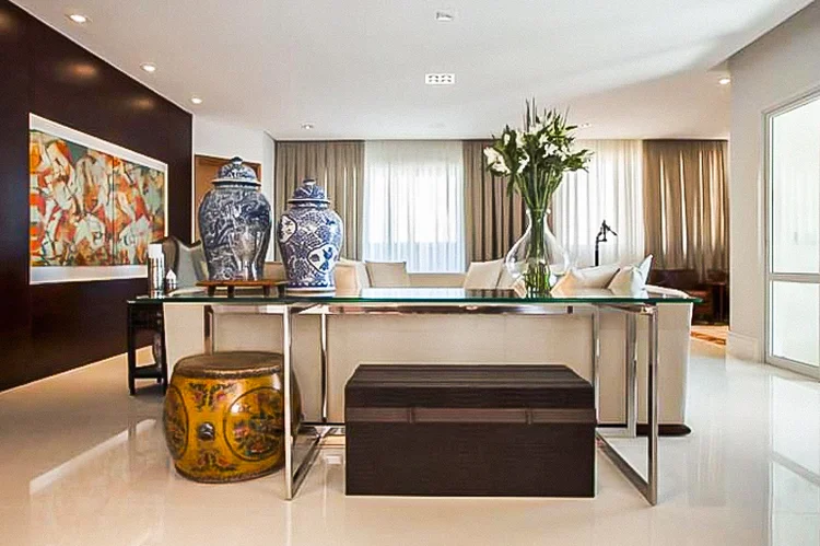 Na sala de estar os aparadores se destacam (Viva Decora/Divulgação)