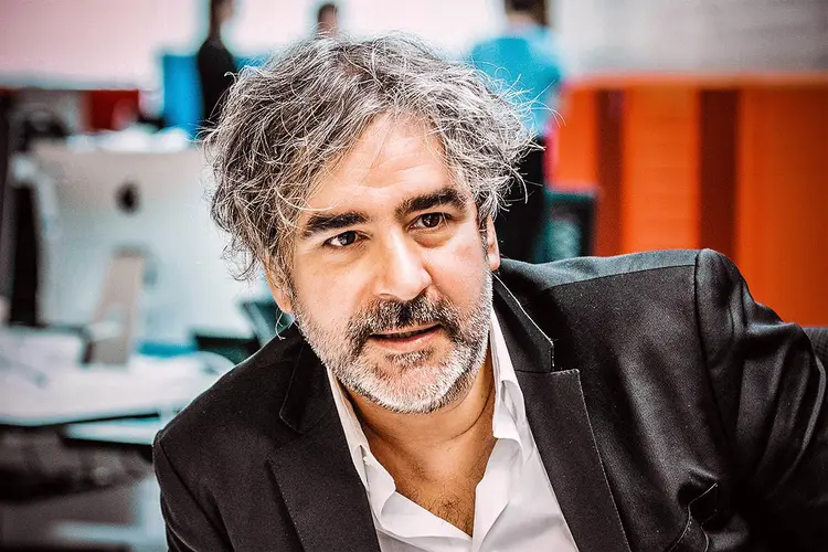 O jornalista Deniz Yücel, de 46 anos, foi julgado à revelia na Turquia, onde atuou como correspondente, pelo conteúdo de suas reportagens (Marlene Gawrisch/AFP)