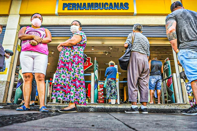  CAMPINAS - Fila em frente loja no centro comercial em campinas de  a 120 km do centro de São Paulo, nesta terça-feira (12).  (ROGÉRIO CAPELA/AGIF - AGÊNCIA DE FOTOGRAFIA/Estadão Conteúdo)