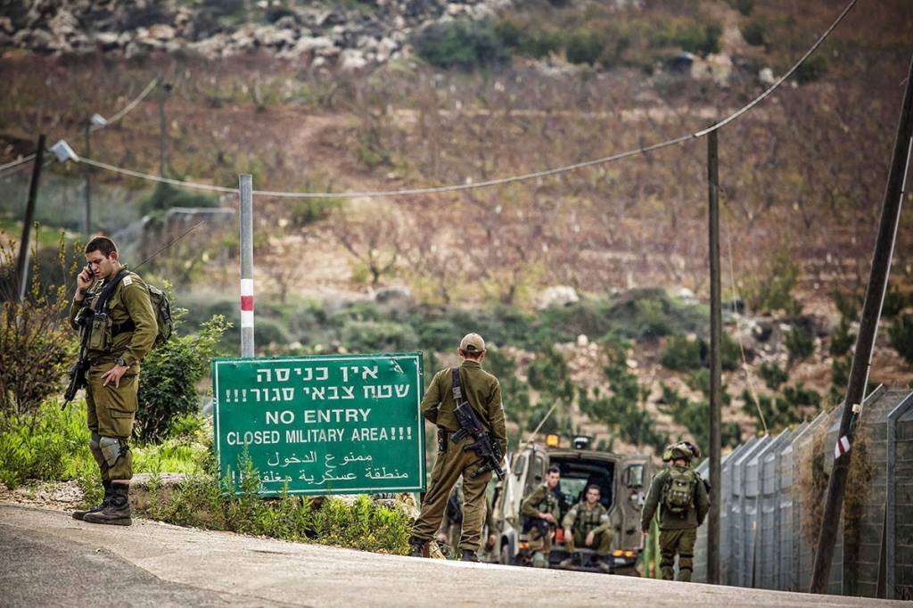 Soldados israelenses patrulham a fronteira com o Líbano (Amir Levy/Getty Images)