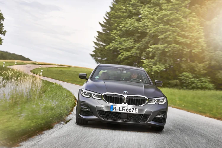 O BMW 330e M Sport: modelo híbrido plug-in mais vendido da montadora (BMW/Divulgação)