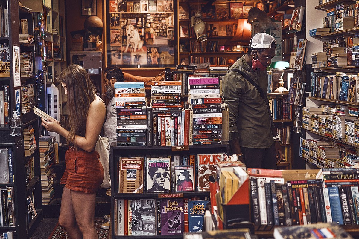 As livrarias de Londres reabrem, e os leitores ansiosos retornam