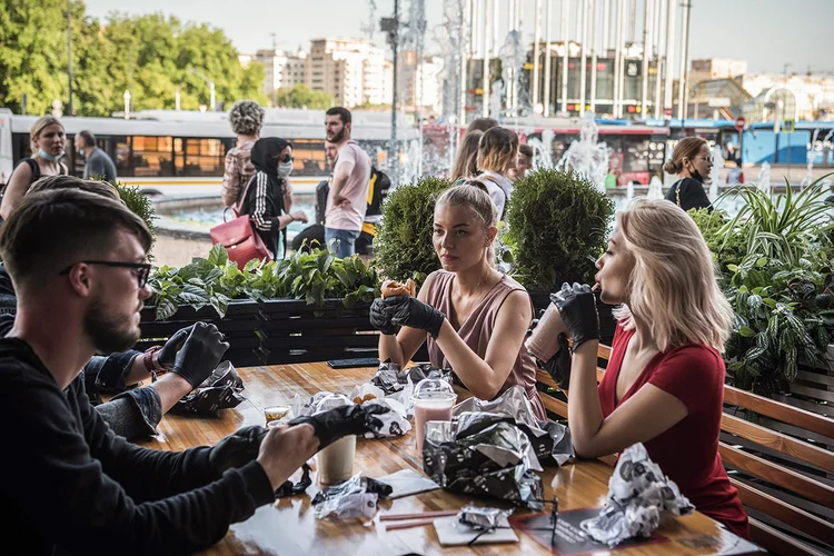 Clientes usam luvas no Black Star Burger, em Moscou: uso de luvas agora pode se popularizar (Sergey Ponomarev/The New York Times)