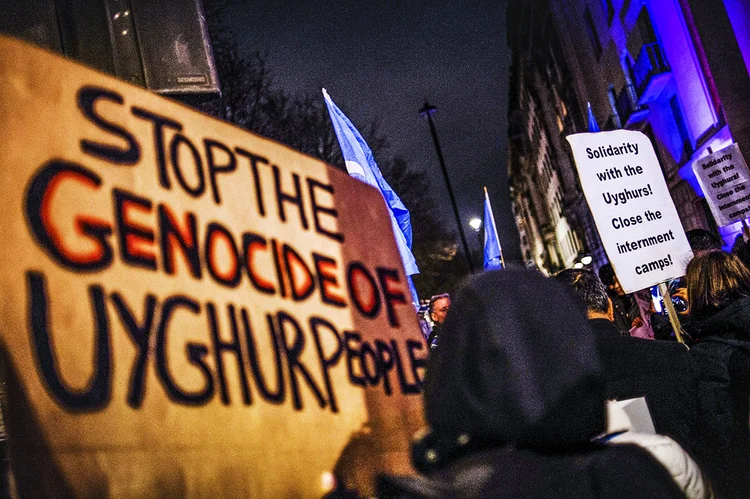 Ativistas da minoria uigur, da China, fazem protesto em frente à embaixada chinesa em Londres no início do ano (David Cliff/AFP)