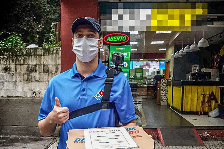 Domino´s entrega manual e pizza para a Subway (Dominos´s/Divulgação)