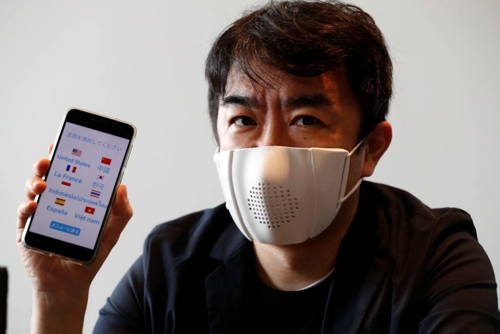 Empresa japonesa lança máscara anti-Covid que traduz 8 línguas