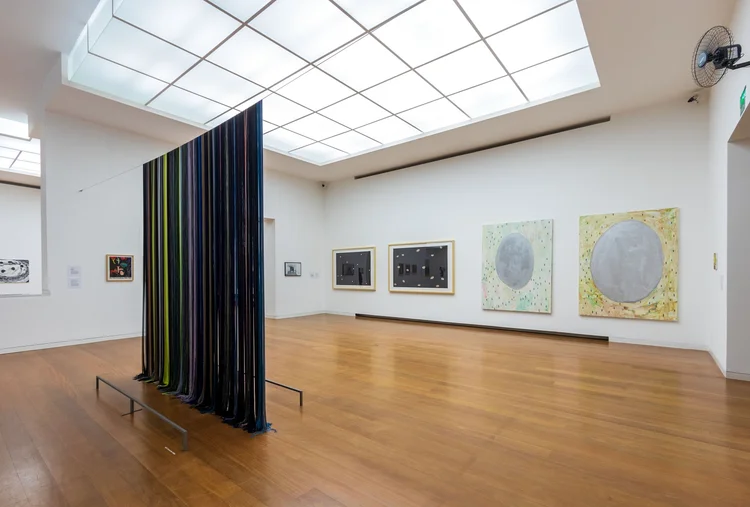 Sala de exposição com obra de Wura Natasha Ogunji e Bruno Dunley durante a itinerância da 33a Bienal de São Paulo na Fundação Iberê Camargo em Porto Alegre (Fundação Bienal de São Paulo/Divulgação)