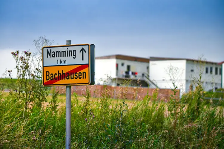 Placa para Mamming: trabalhadores foram confinados para evitar a disseminação do vírus no município (Agence France-Presse/AFP Photo)