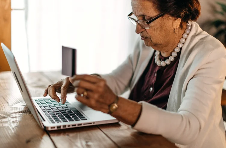 Compras online: dois terços dos entrevistados têm usado menos papel-moeda ou não têm usado de forma alguma (Getty Images/Getty Images)