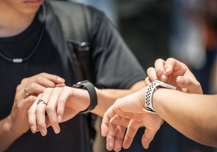 Apple Watch: dispositivos portáteis estão sendo estudados como formas de identificar pessoas potencialmente infectadas com covid-19 (Tomohiro Ohsumi/Getty Images)