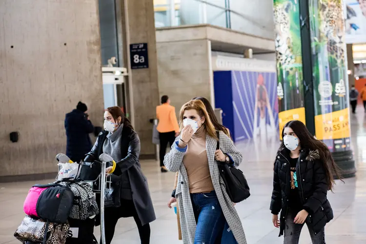 Turistas em aeroporto na França (Emeric Fohlen/Getty Images)