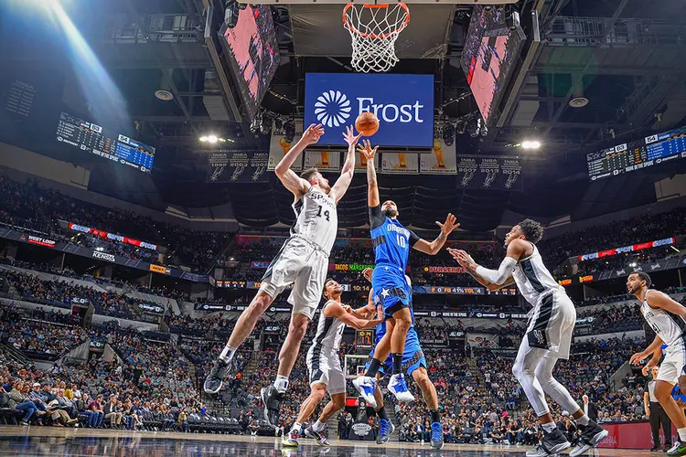 Orlando Magic e San Antonio Spurs, em jogo de fevereiro de 2020, antes da paralisação da NBA: após quatro meses, jogam estão de volta (Logan Riely/NBAE via Getty Images/Getty Images)