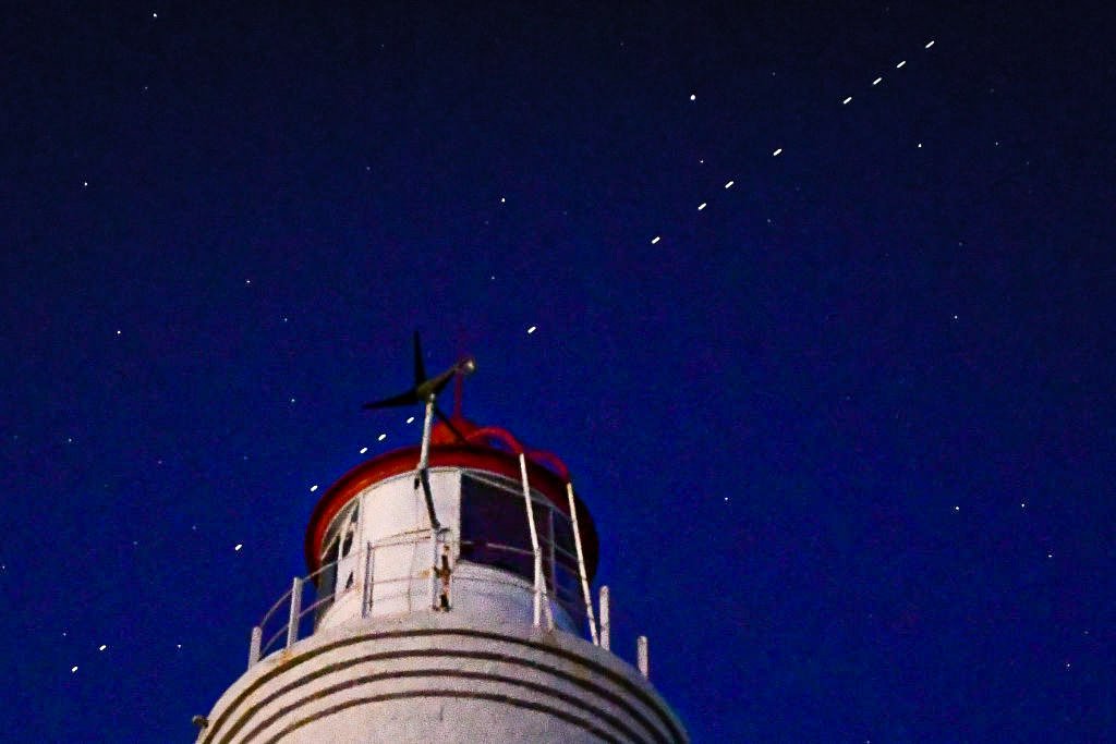 SpaceX: 60 dos satélites Starlink vistos do céu noturno (Yuri Smityuk/TASS/Getty Images)