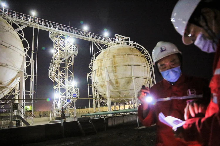 Refinaria na China: dados oficiais também mostraram que a produção de petróleo da China avançou 0,7% em junho na comparação anual (Costfoto/Barcroft Media/Getty Images)