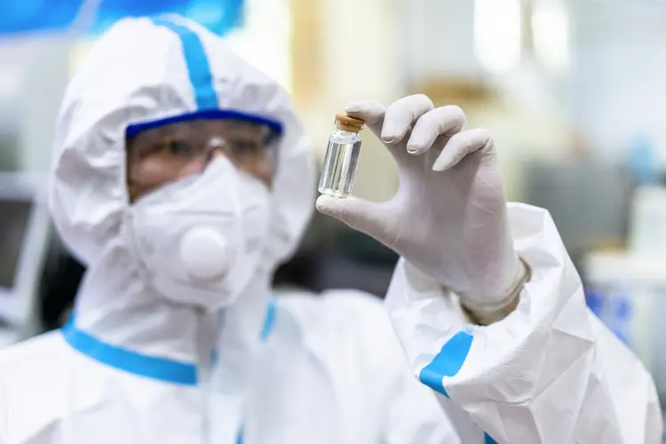 Médico segura um frasco de ácido nucleico no laboratório de PCR (Longhua Liao/Getty Images)