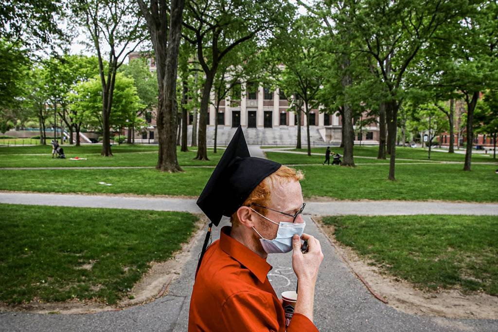 Educação: Harvard e MIT processam governo americano por decisão de revogar vistos de alunos estrangeiros com aulas online (Craig F. Walker/Getty Images)