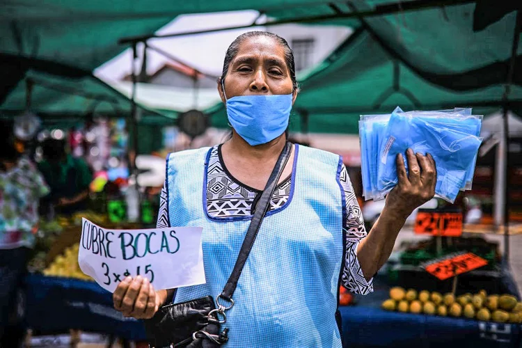 Venda de máscaras no México: em todo o mundo, o novo coronavírus já provocou mais de 521.000 óbitos (Manuel Velasquez/Getty Images)