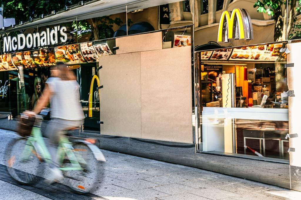 Ativistas bloqueiam centros do McDonald's por destruição da Amazônia