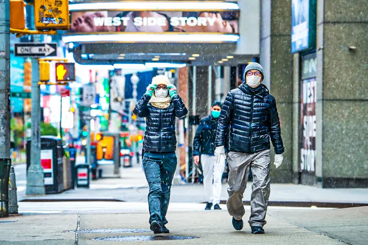 Frio e tempo seco pioram sintomas do coronavírus, diz estudo (Alexi Rosenfeld/Getty Images)