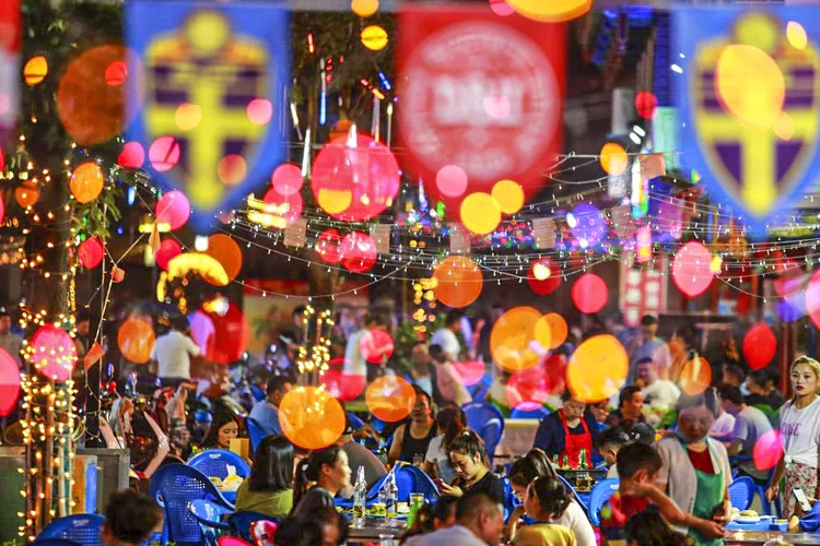 Pessoas em mercado noturno da província de Jiangsu, China, 4 de julho de 2020. (Barcroft Media / colaborador/Getty Images)