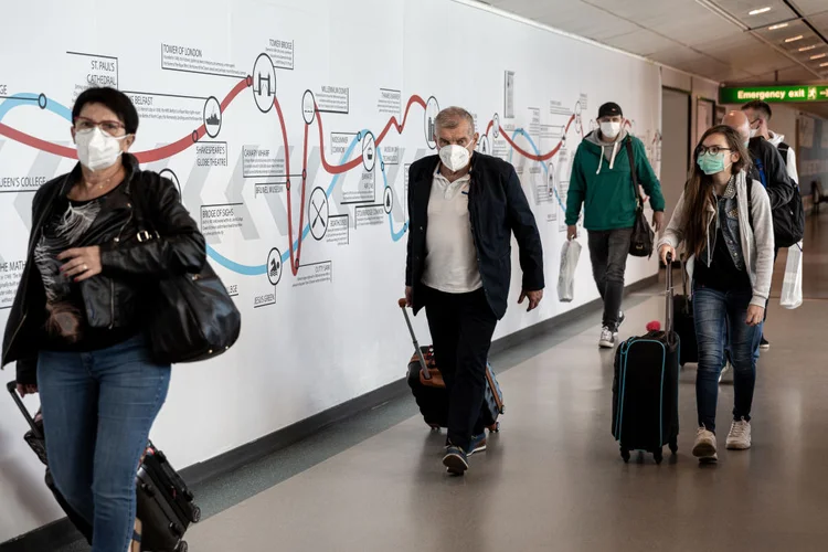 Passageiros no desembarque do Aeroporto de Londres Stansted: viajantes vindos da Espanha serão obrigados novamente a fazer quarentena por risco de contágio (Dominika Zarzycka/NurPhoto/Getty Images)