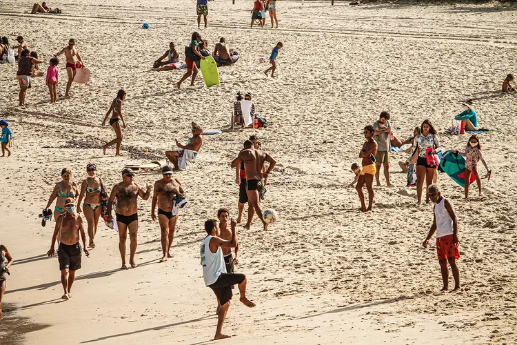 Praia no Rio de Janeiro durante pandemia: pesquisa da Globo busca entender humor dos brasileiros diante da crise (Luis Alvarenga/Getty Images)