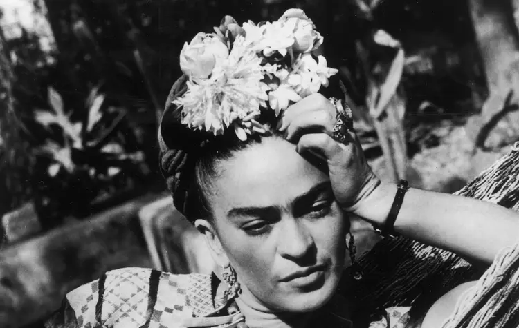 No Dia Internacional da Mulher, relembre a trajetória da artista mexicana Frida Kahlo. (Hulton Archive/Getty Images)