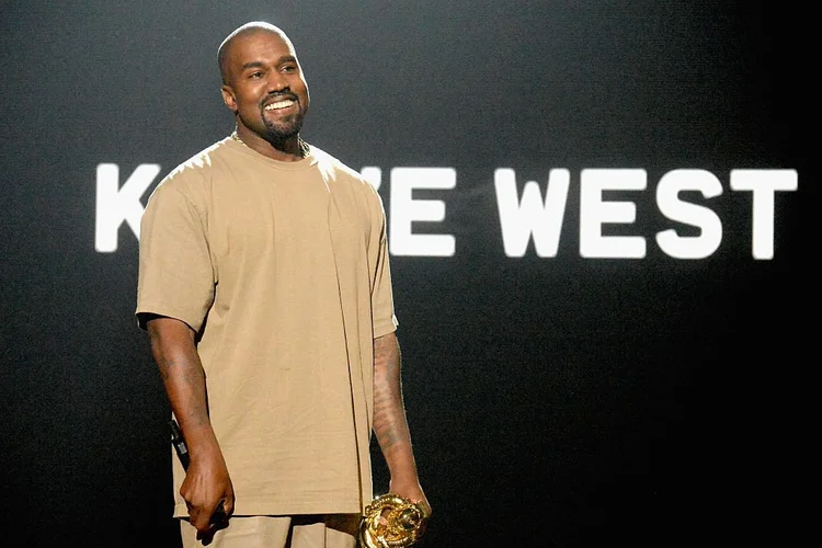 Adidas conclui acordo com Kanye West e projeta recuperação após término da linha Yeezy. (Jeff Kravitz/Getty Images)