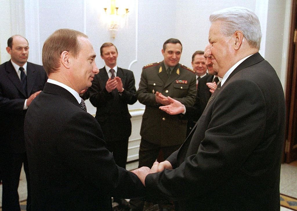 Russian President Boris Yeltsin (R) shakes hands w