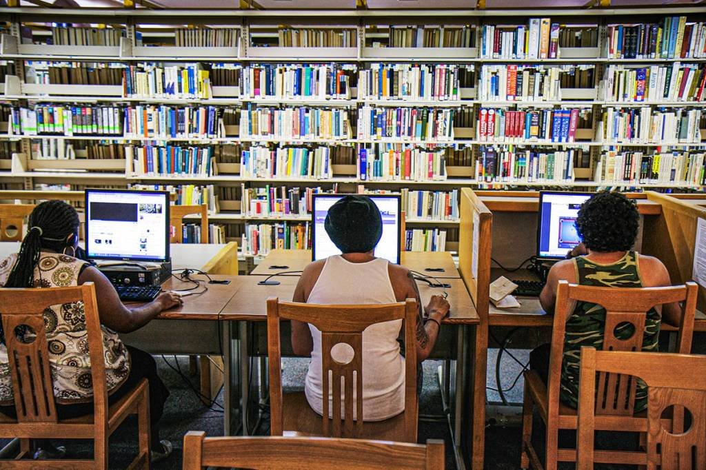 Computadores; biblioteca (Jeffrey Greenberg/Getty Images)