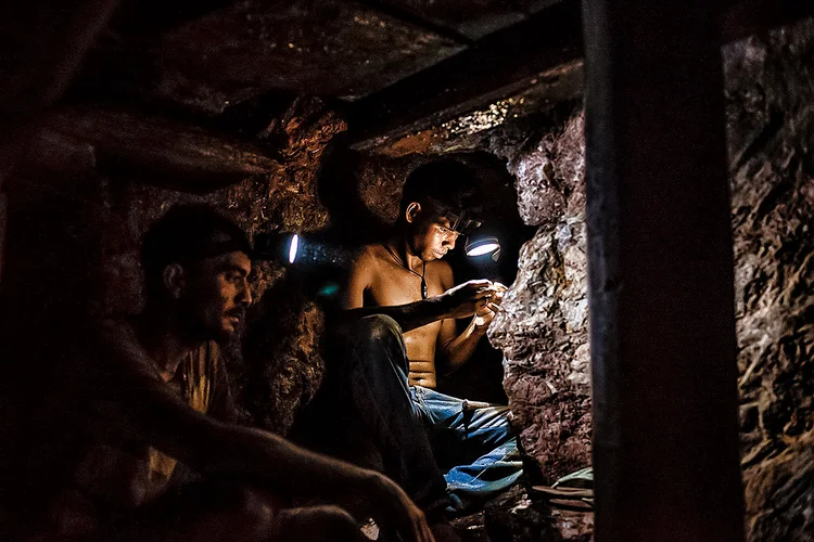 Venezuelanos em mina de ouro em plena selva amazônica; relatório da ONU revela poder do crime organizado na região (Getty Images/Getty Images)