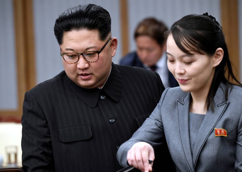 Líder da Coreia do Norte, Kim Jong Un, e a irmã, Kim Yo Jong: irmã do líder norte-coreano comentou sobre acordo entre EUA e Coreia do Sul firmado nesta semana.  (Imprensa da Cúpula Coreana//Reuters)