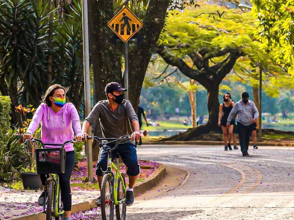 Pessoas de máscara no Ibirapuera: decisão não inclui os parques estaduais da capital paulista, como o da Água Branca, na zona oeste, e da Juventude, na zona norte (Rovena Rosa/Agência Brasil)